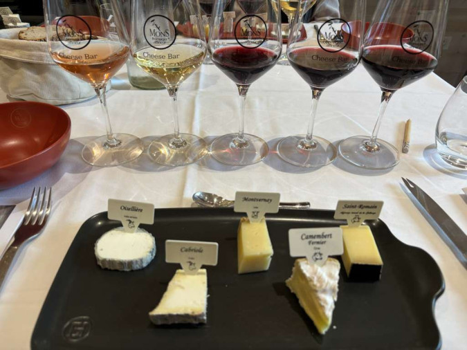 TASTING CHEESE AND WINE